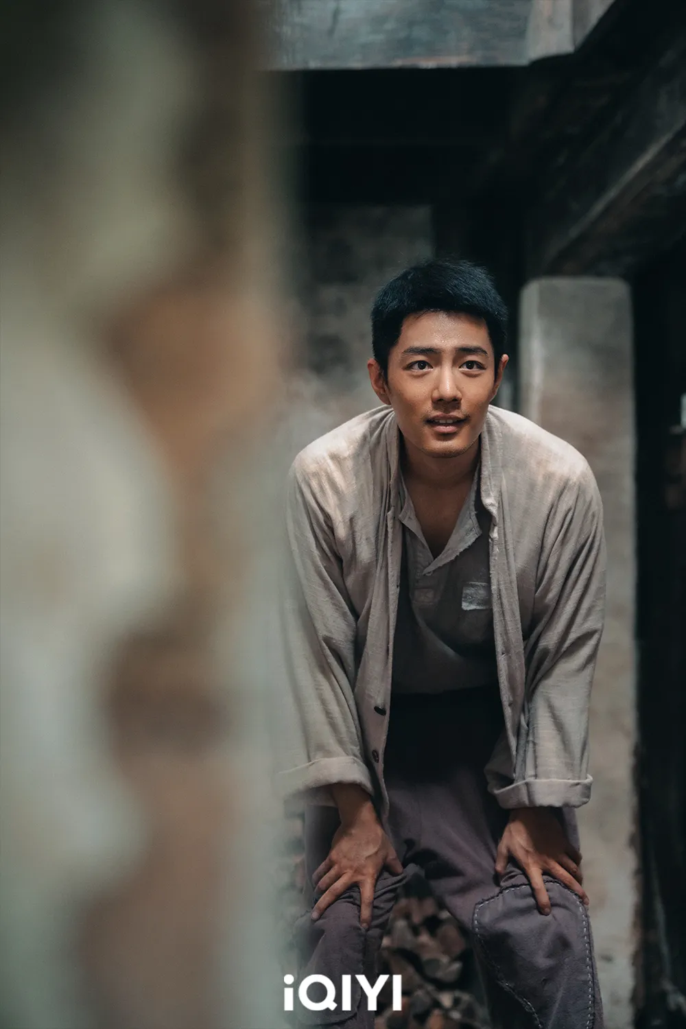 肖戰飾演兵工廠鉗工莫得閒。iQIYI愛奇藝國際版提供