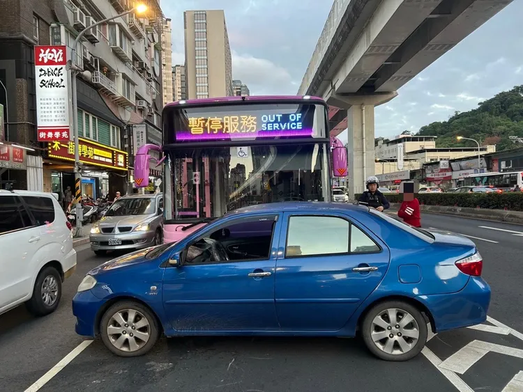 藍色汽車遭撞後，打橫擋住一線道，造成當地交通一度受阻。翻攝畫面