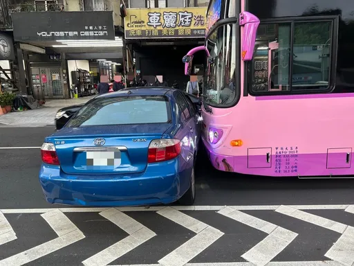 女三寶匝道前「鬼切換道」遭公車攔腰撞上　車體打橫肇事慘況曝光　