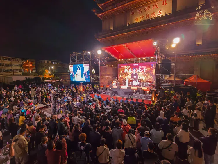 信眾提前來等候初四迎財神，在廟埕聆聽演出。取自林安樂臉書