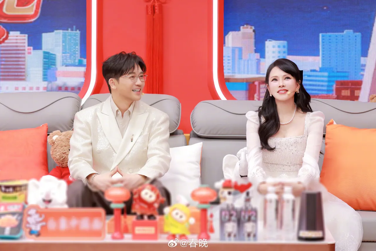 蘇有朋（左）和伊能靜敘舊。翻攝春晚微博