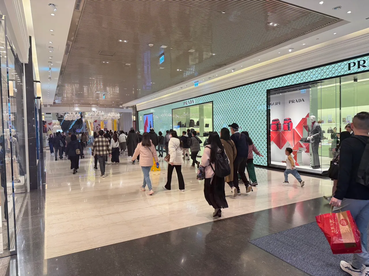 微風南山逛街人潮。業者提供