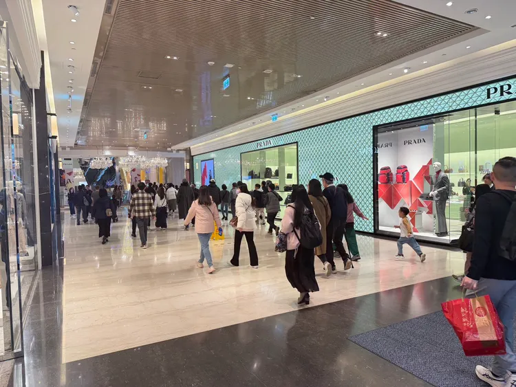 微風南山逛街人潮。業者提供