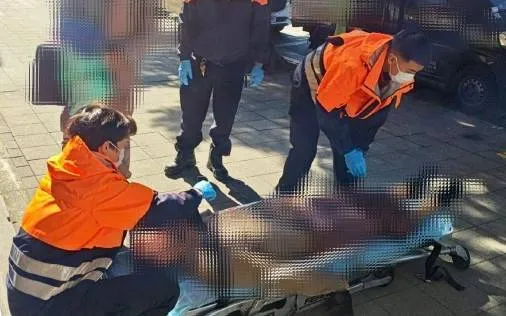 外籍男不明原因倒臥北市街頭　身旁散落藥袋！警趕赴即刻救援