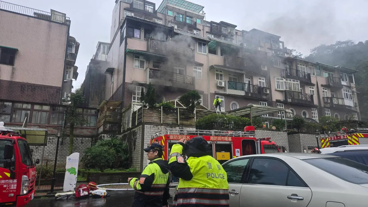 警消趕抵時，起火建築已竄出大量黑濃煙。葉先鵬攝