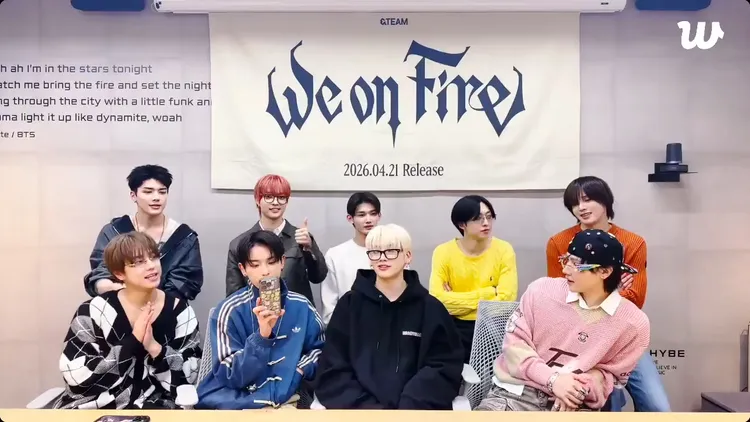 &TEAM日前合體直播，宣布4月21日發行新EP好消息，NICHOLAS（王奕翔，前排右）用中文向「鄉親朋友們」喊話。翻攝&TEAM X