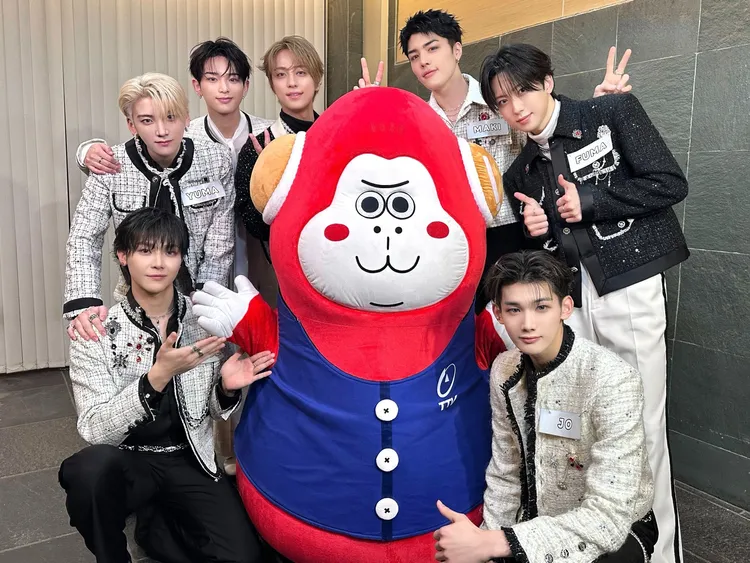 NICHOLAS（王奕翔，前排左）上月底帶YUMA（後排左起）、HARUA、TAKI、MAKI、FUMA、JO（前排右）回台錄製《超級巨星紅白藝能大賞》。翻攝&TEAM X