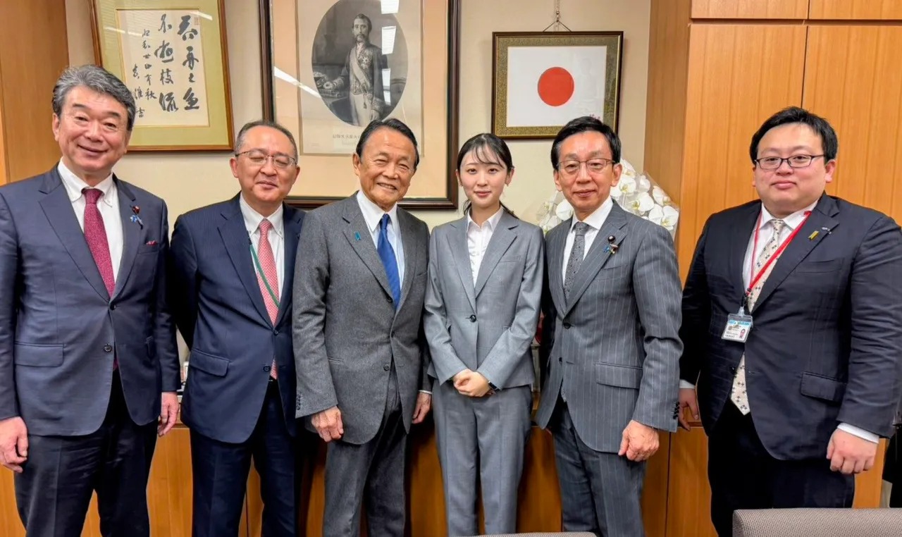 26歲的村上汀（右三）在日本自民黨國會議員中顯得特別年輕，左三為日本自民黨最有實力的政治人物之一、前首相麻生太郎。翻攝X@村上汀