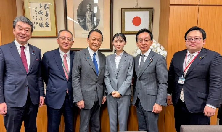 26歲的村上汀（右三）在日本自民黨國會議員中顯得特別年輕，左三為日本自民黨最有實力的政治人物之一、前首相麻生太郎。翻攝X@村上汀