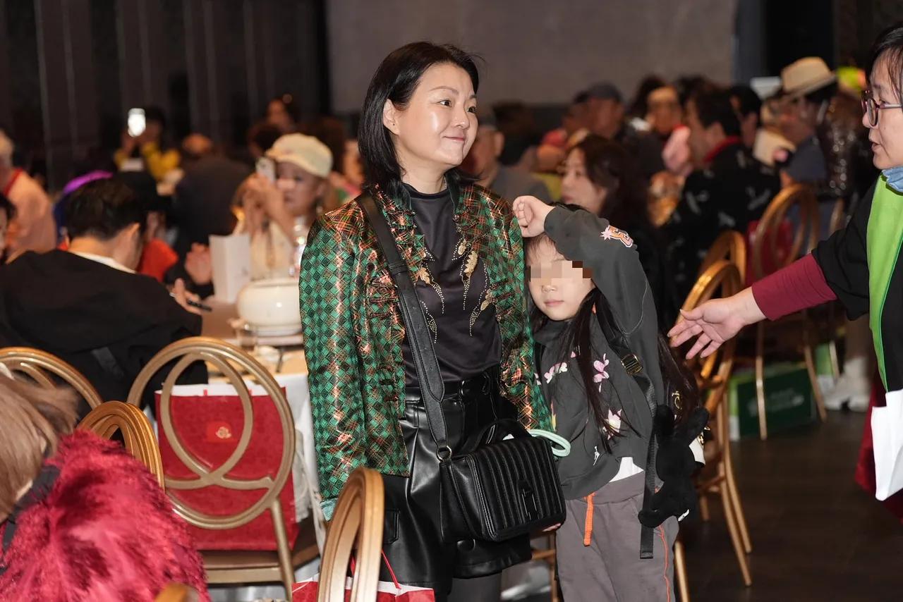 夏禕（左）帶6歲孫女「珠珠」一同出席餐會。攝影中心攝