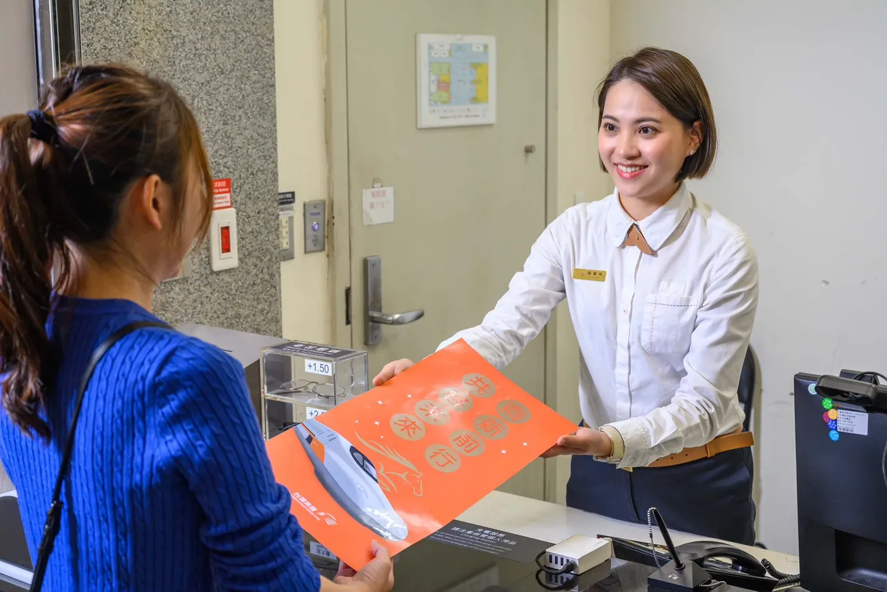 「新世代列車N700ST」春聯連7天在全線12個車站服務台可拿。高鐵提供