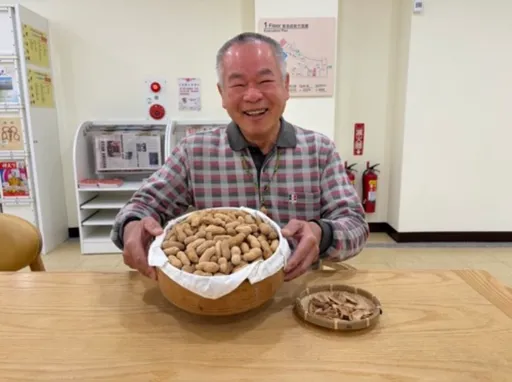 這是木頭雕的？真假花生海關也難辨　曾慶棟作品這裡看得到