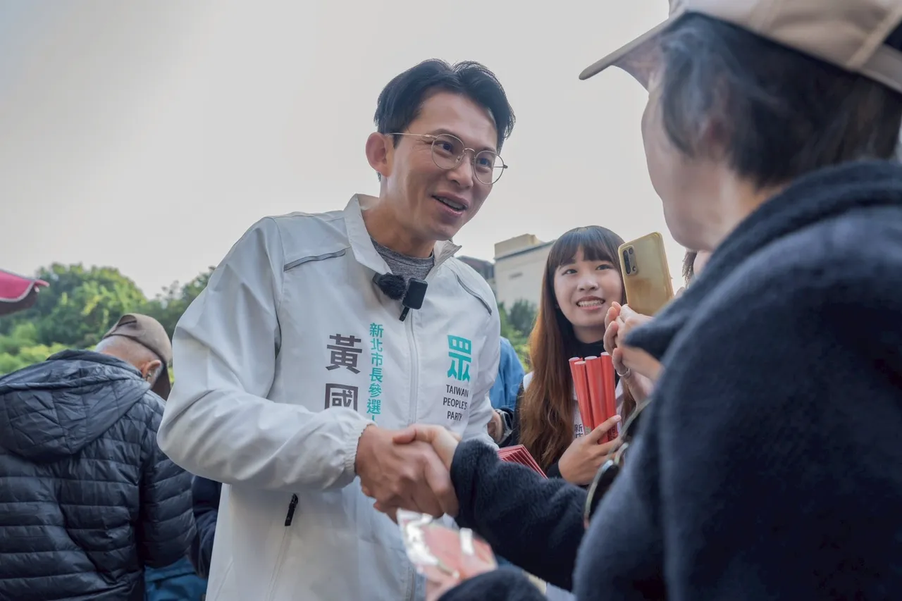 民眾黨主席黃國昌（左）。民眾黨提供