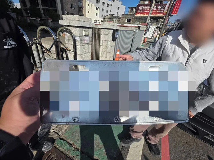 變造車牌。八德警分局提供