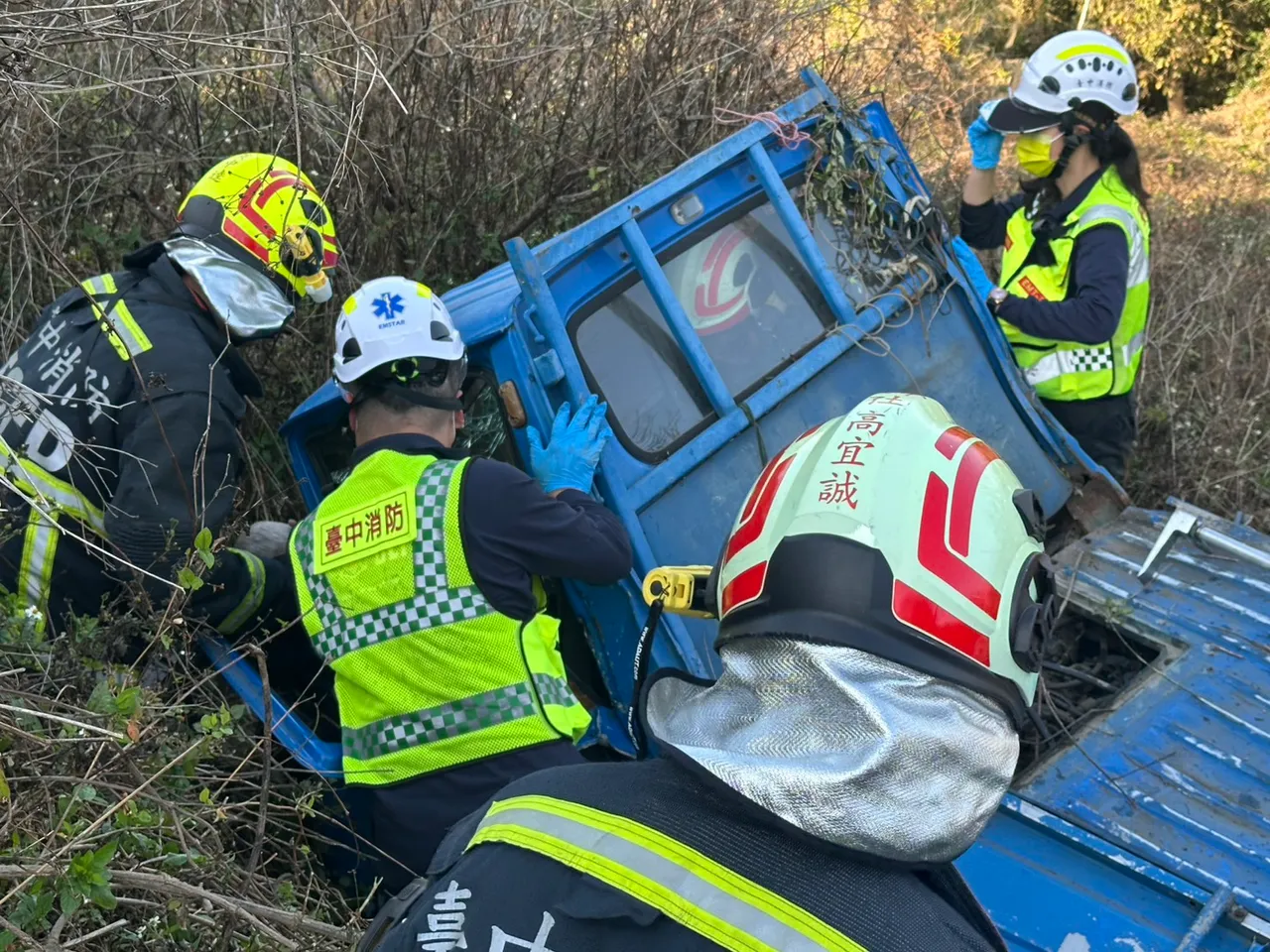 來不及圍爐！台中小貨車翻落公墓邊坡　72歲翁傷重不治
