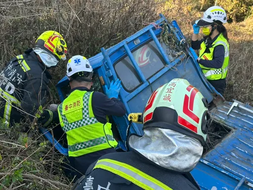 來不及圍爐！台中小貨車翻落公墓邊坡　72歲翁傷重不治