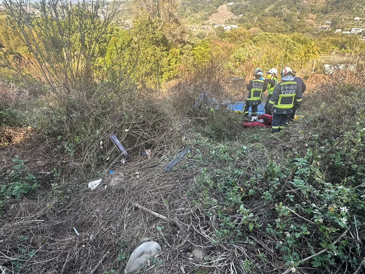 小貨車翻落公墓旁邊坡。民眾提供
