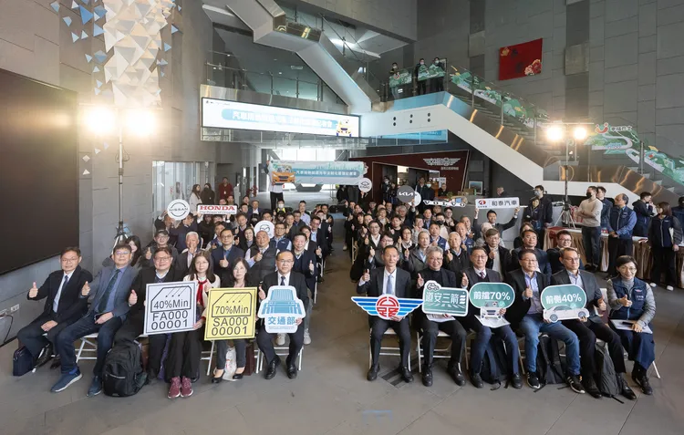 今（3日）舉辦「汽車隔熱紙透光率法制化管理記者會」。公路局提供