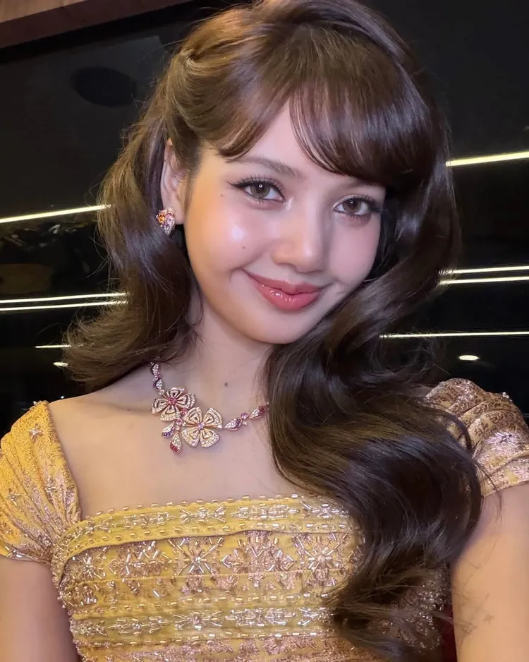 金燦燦的華服讓LISA瞬間化身為泰國公主。翻攝LISA IG