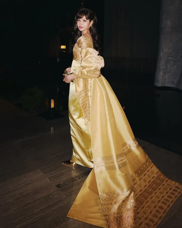 禮服採用泰國紡織品、緞面搭配水晶刺繡，並銜接綴滿精密珠繡的曳地拖尾。翻攝LISA IG