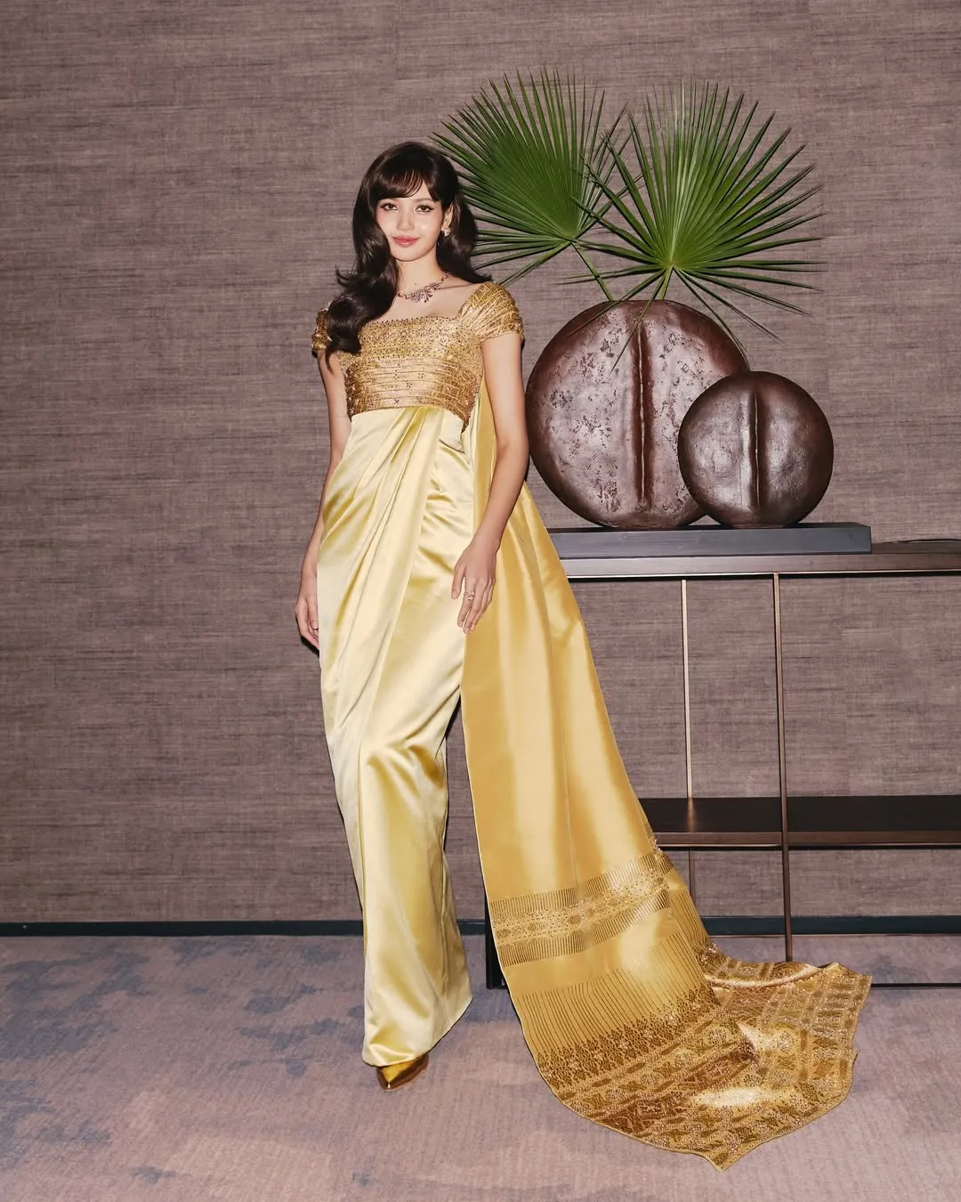 LISA身穿的金色禮服靈感出自1960年的泰國皇室晚禮服。翻攝LISA IG