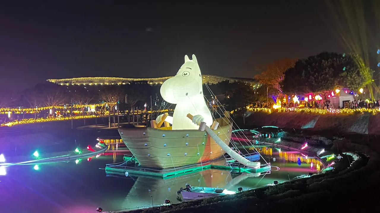 中央公園湖畔打造巨型的「划船姆明」，成為賞燈遊客必訪的焦點地標。鮮明攝