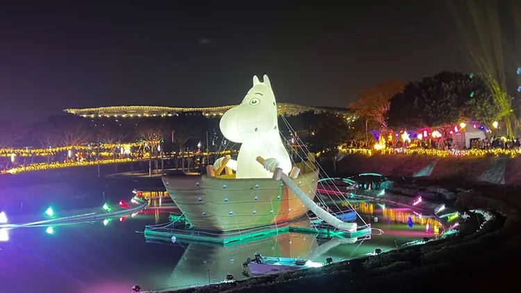 中央公園湖畔打造巨型的「划船姆明」，成為賞燈遊客必訪的焦點地標。鮮明攝