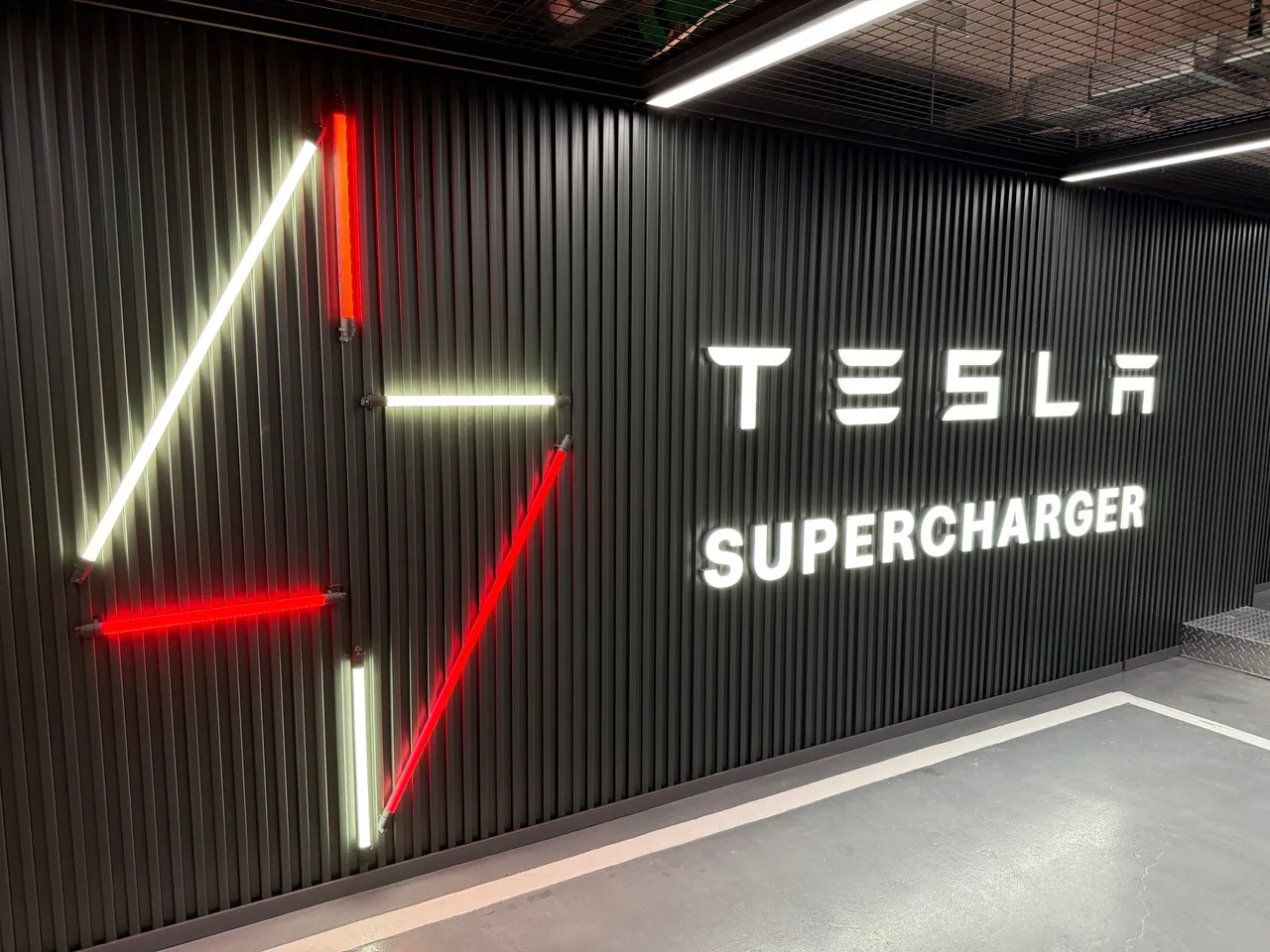 Tesla啟用全台最大V4第四代超級充電站「台北大巨蛋」。呂承哲攝