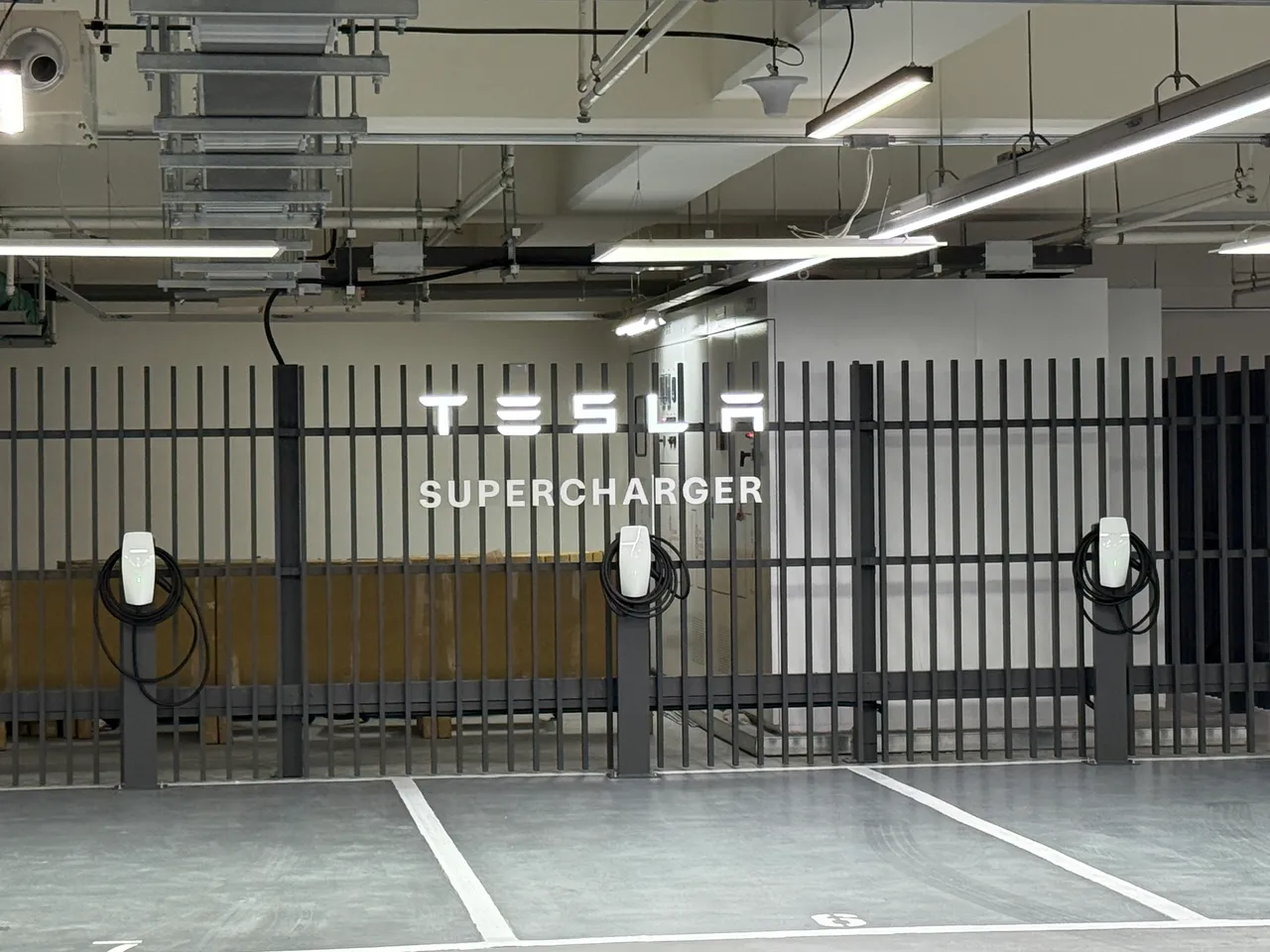 Tesla啟用全台最大V4第四代超級充電站「台北大巨蛋」。呂承哲攝