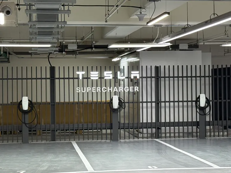 Tesla啟用全台最大V4第四代超級充電站「台北大巨蛋」。呂承哲攝