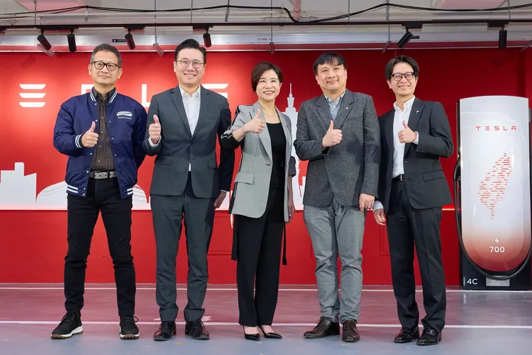 Tesla 啟用全台最大「台北大巨蛋」 V4 第四代超級充電站，圖左至右依序為遠雄巨蛋總經理、遠雄集團永續長、Tesla 台灣總經理、Tesla 充電事業發展經理、Tesla 政府關係經理。Tesla提供