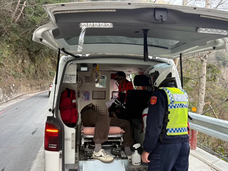 警消合力送醫。橫山警分局提供