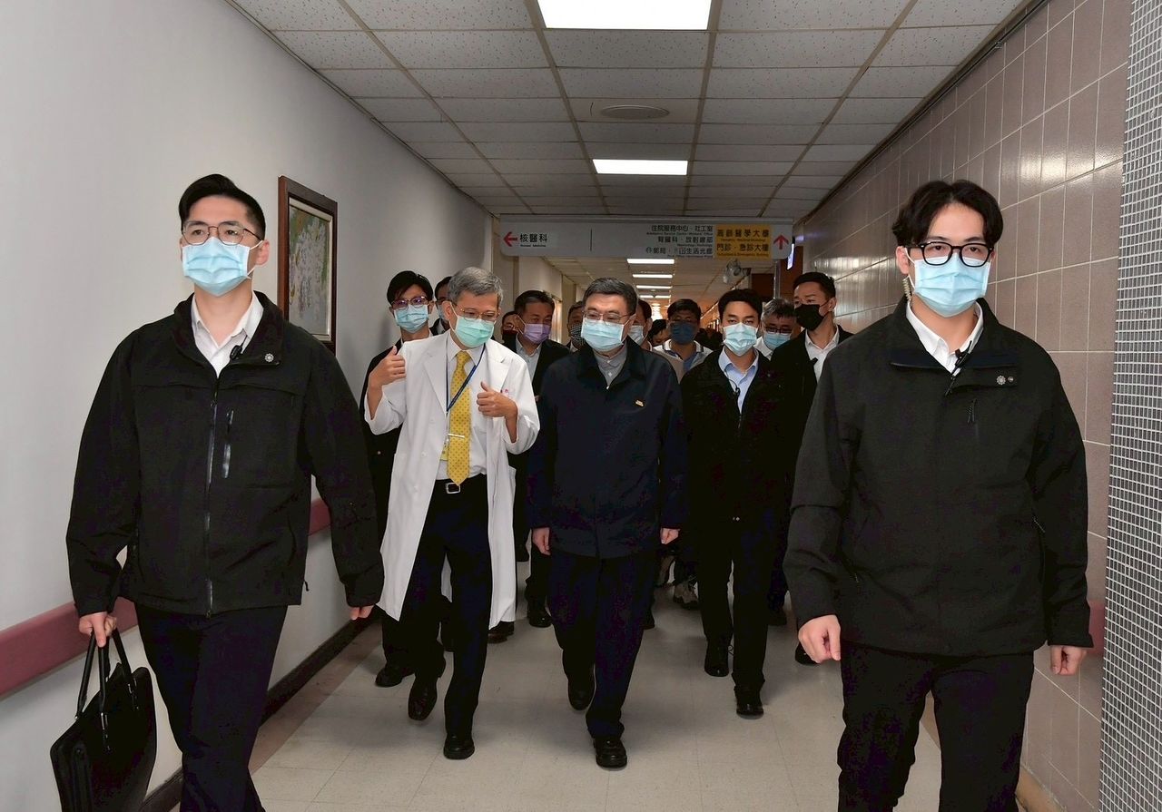 卓榮泰赴高雄探視陳光復、慰問家屬 感謝高榮醫療團隊