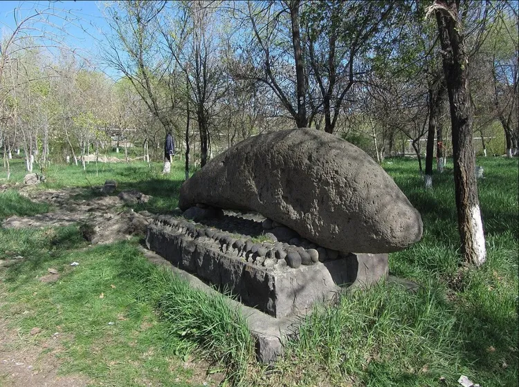 研究結果顯示，龍石並非隨機散落，而是被刻意設置在泉水、湖泊與史前灌溉水道附近，顯示它們可能是「神聖標記」，用在一套複雜的水資源管理系統之中。考古新聞線上雜誌