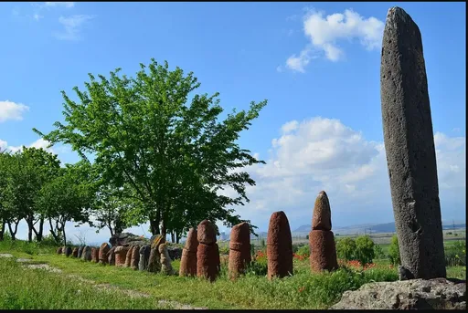4公噸神秘巨石佇立高山　亞美尼亞「龍石」6千年謎底揭開
