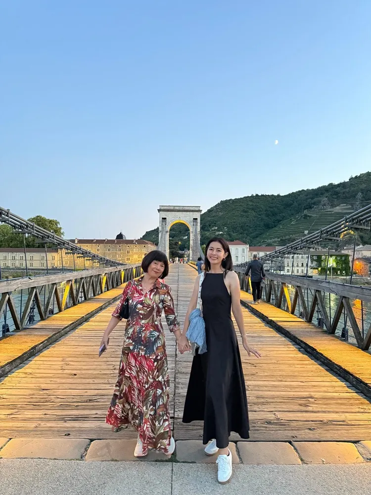 任容萱和媽媽去年到巴黎旅遊。任容萱提供