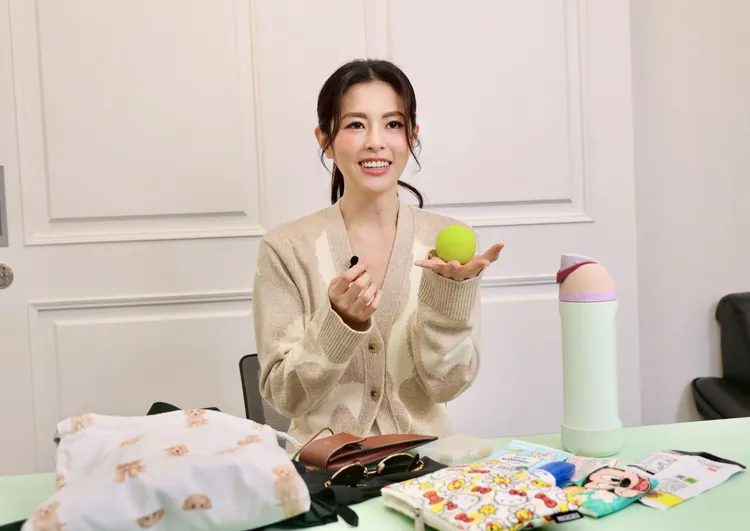 任容萱示範按摩球使用方式。莊宗達攝