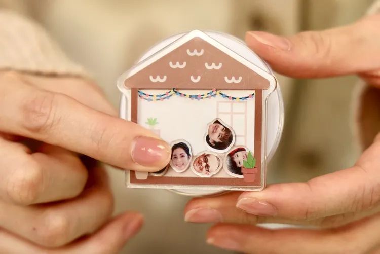 任容萱隨身帶著Selina訂製的手機架，就像家人時刻陪著她。莊宗達攝