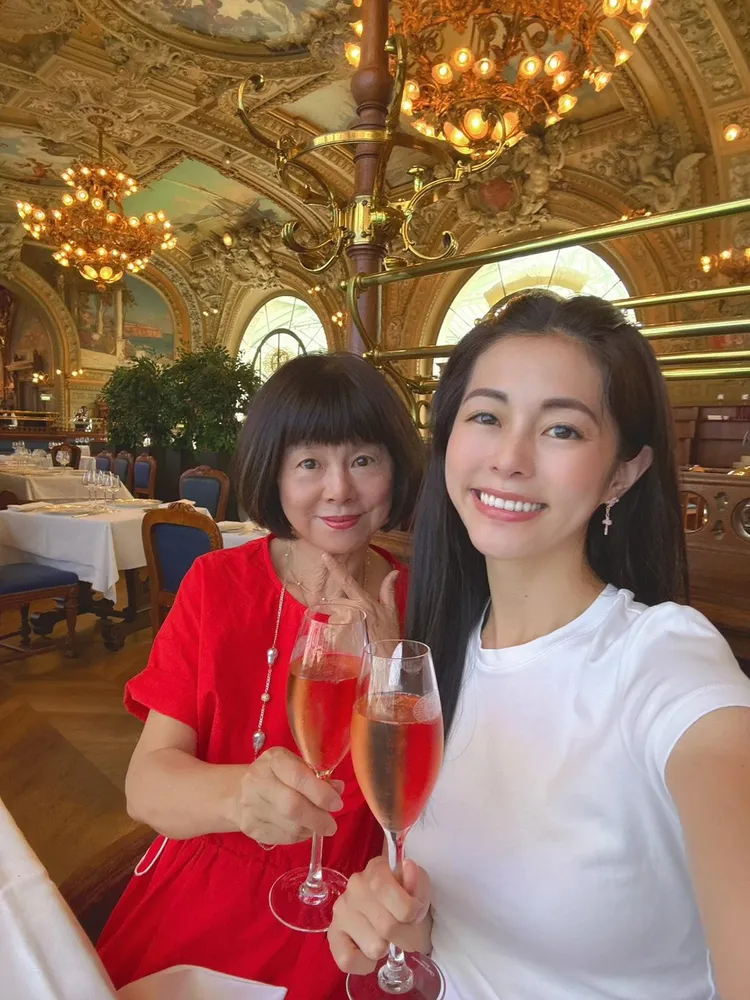 任容萱和媽媽旅行時享受美酒。任容萱提供