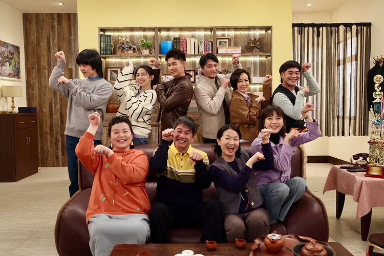 《豆腐媽媽》過年期間收視率穩坐全國冠軍，劇中萬家人開心拍照慶賀。民視提供