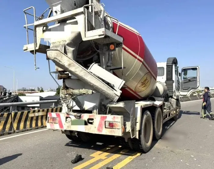 台中烏日區溪南橋11日發生死亡車禍，混凝土預拌車右轉時未打方向燈，撞上並輾壓雙胞胎兄弟騎乘機車，釀成1死1重傷慘劇。翻攝照片