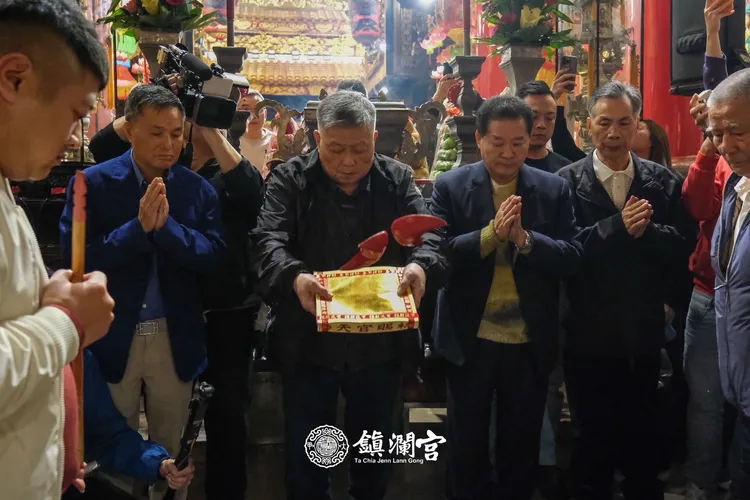 鎮瀾宮董事長顏清標率董監事於子時擲筊抽四季籤。鎮瀾宮提供