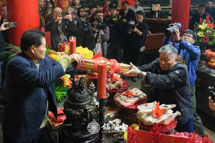 鎮瀾宮董事長顏清標率董監事於子時擲筊抽四季籤。鎮瀾宮提供