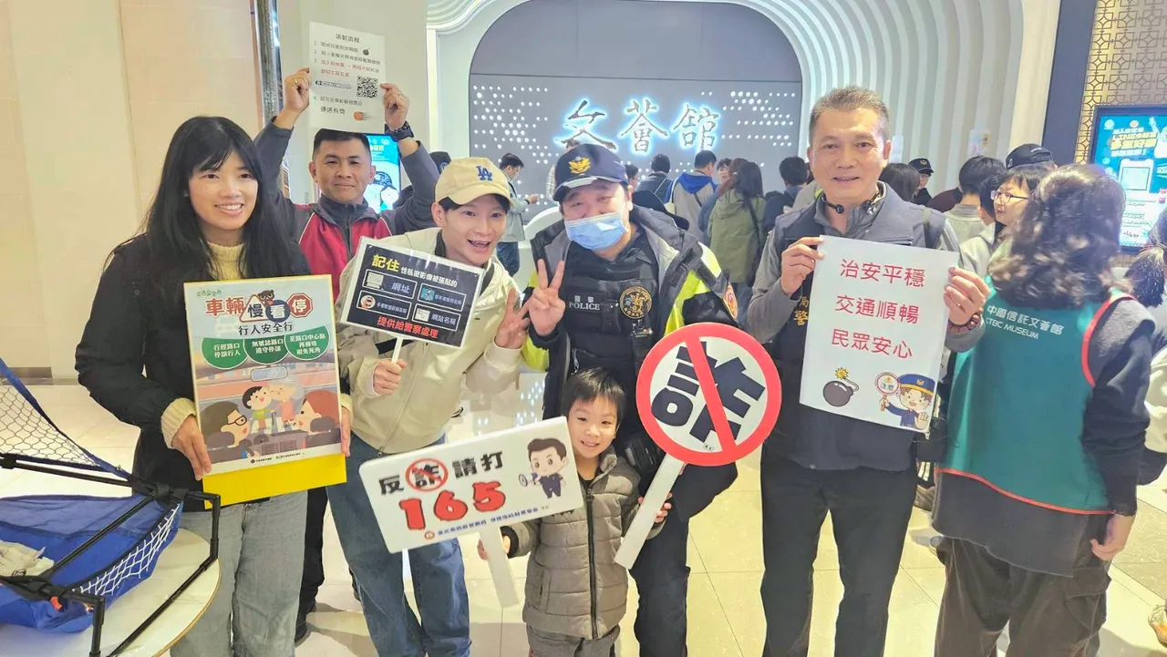 南港警在現場進行識詐宣導。翻攝畫面