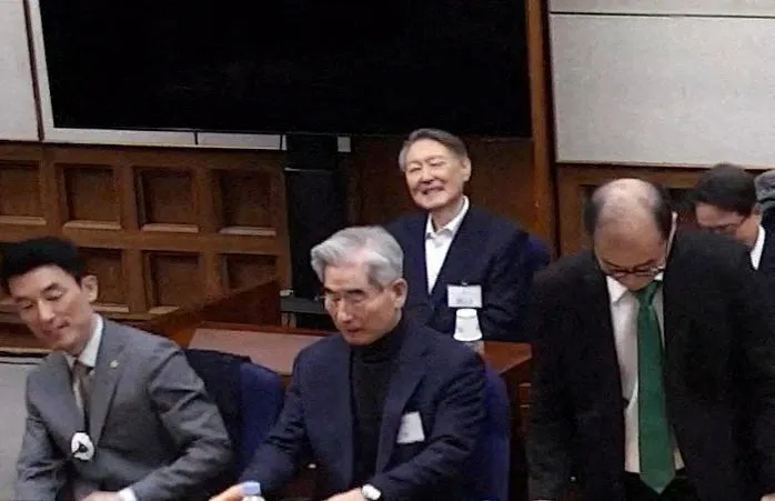 南韓國防部前部長金龍顯（前排左二）也在19日遭判30年徒刑。路透社