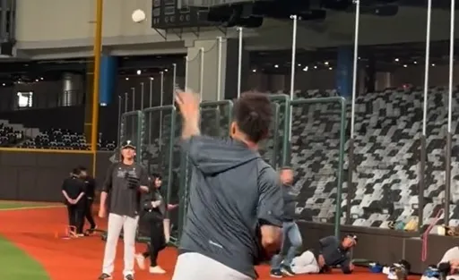 影｜王建民和郭泓志兩大「神獸」合體傳接球！網：我怎麼哭了？ 