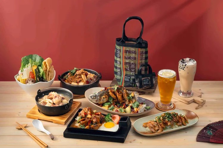 活動期間，凡至翰林茶館選擇指定套餐並搭配任一飲品，即可獲得獨家限量茄芷包乙只（款式隨機）。六角國際提供