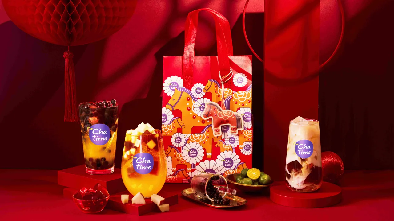 活動期間，日出茶太單筆消費含任一新品滿188元，即可同時獲得保冷袋與開運小馬吊飾各一份。六角國際提供