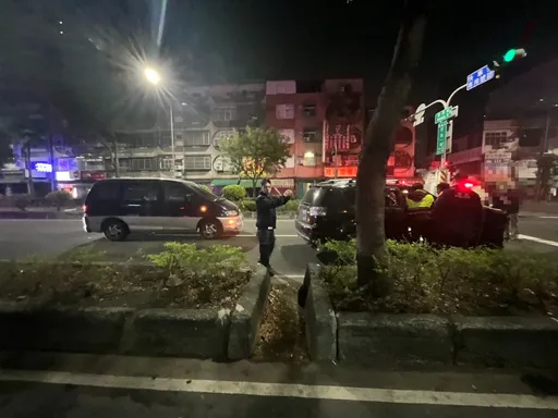 自小客追撞前車！車上還查出喪屍菸彈　駕駛這下GG了