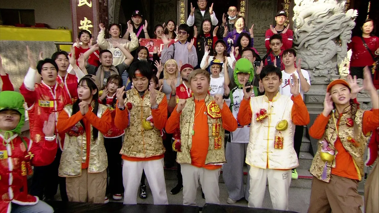 籃籃（左起）、胡瓜、阿翔等出外景。民視提供